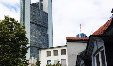 Blick aus dem Frankfurter Goethehaus auf den Commerzbank-Turm