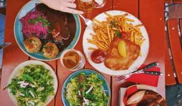 Food: Schnitzel, Pommes, Knödel, Brezeln und Salat