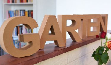 Buchstaben "Garten" als Trenner im Café