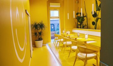 Vollständig in gelb gestalteter Gastraum