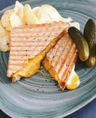 Grilled Cheese Sandwich im Café Zwischenraum