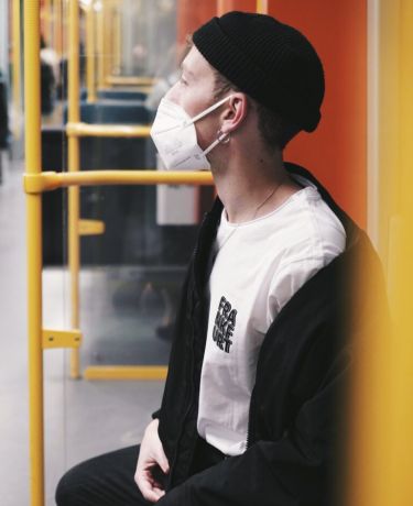 Junger Mann in der U-Bahn