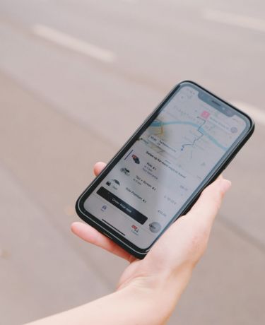 Smartphone mit offener Ride-App-Navigation