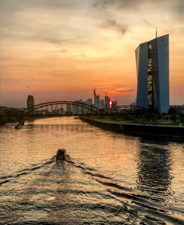 Blick auf die EZB und die Skyline von der Honsellbrücke aus bei Sonnenuntergang