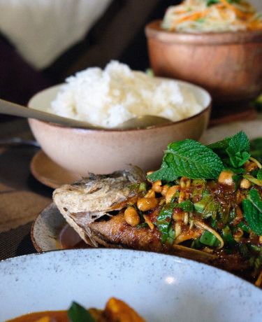 Speisen des Bangkok Restaurants in kleinen Schüsseln