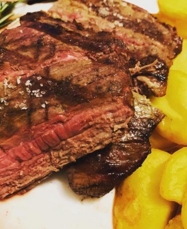 Steaks und Beilagen im Restaurant Buenos Aires