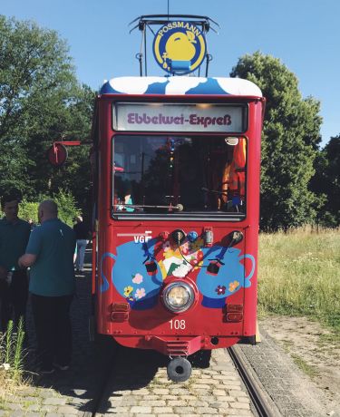 Der rote Ebbelwei-Express-Zug von vorne