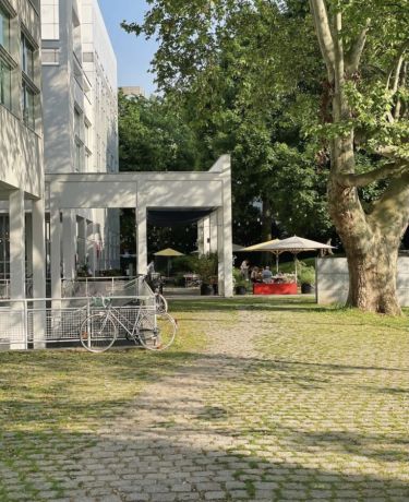 Terrasse des Emma Metzler vor dem Museum Angewandte Kunst