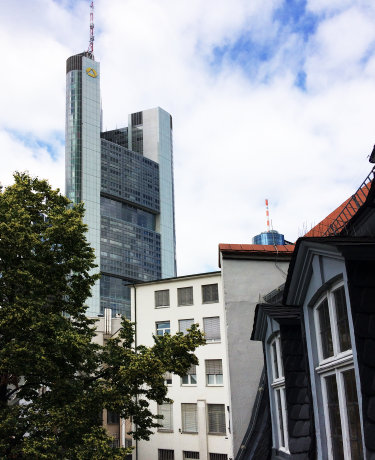 Blick aus dem Frankfurter Goethehaus auf den Commerzbank-Turm