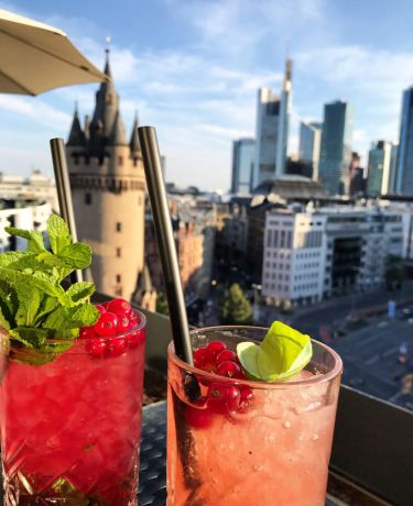 Zwei Cocktails vor dem Eschenheimer Turm und der Skyline