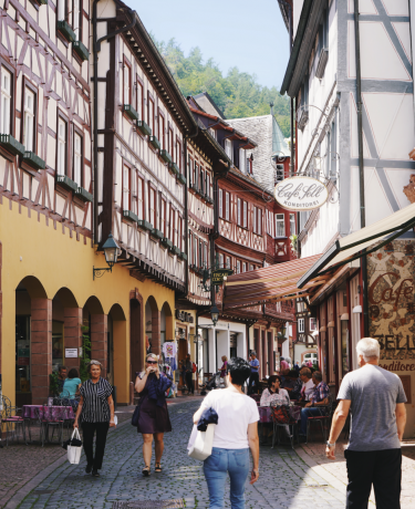 Fußgänger in der Altstadt Miltenberg