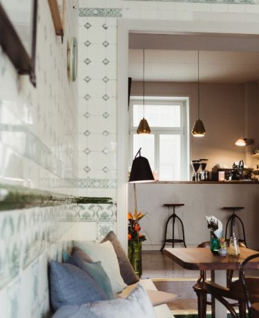 Blick ins Lucille: alte Fliesen, Kissen und Theke