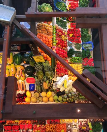Blick von der Galerie auf einen Obst- und Gemüsestand
