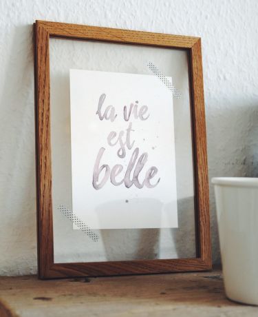 Gerahmtes "La vie est belle"