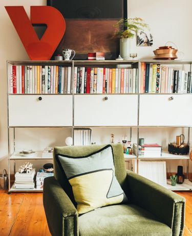 Sessel und Bücherregal