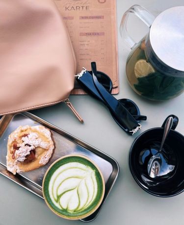 Braky Matcha, Tee und Kuchen